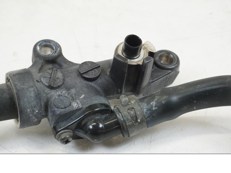 Snett nerifrån på Bromshuvudcylinder från en Yamaha YZF R6 -1999 motorcykel.