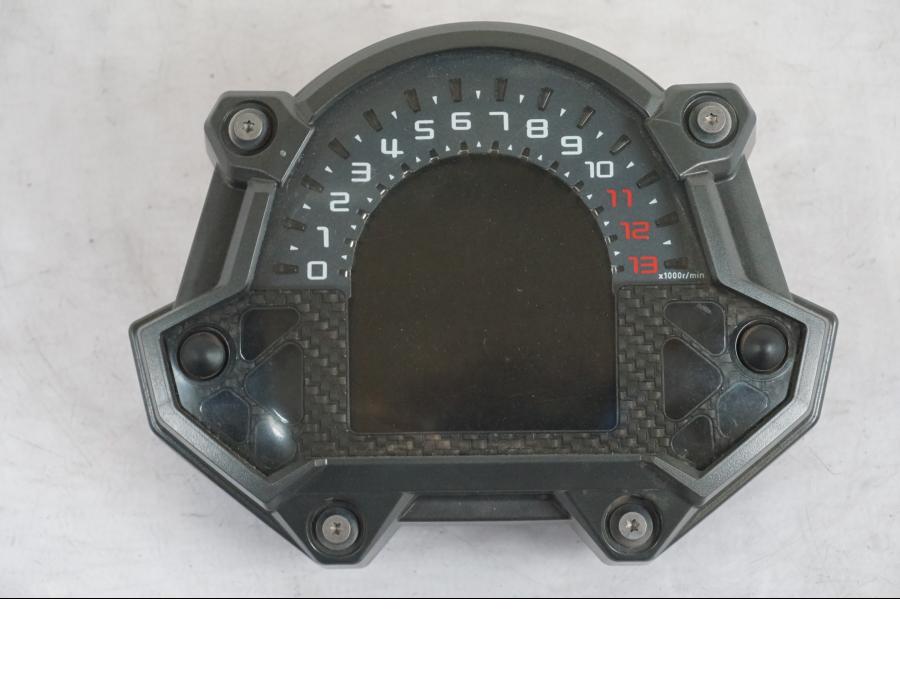 Framsidan på Instrumentpanel från en Kawasaki Z 900 -2019 motorcykel.