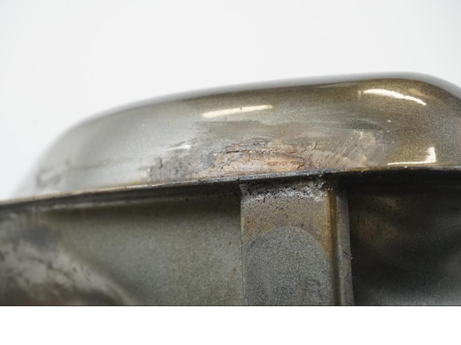 Snett nerifrån på Bensintank från en Kawasaki ZX-12R -2000 motorcykel.