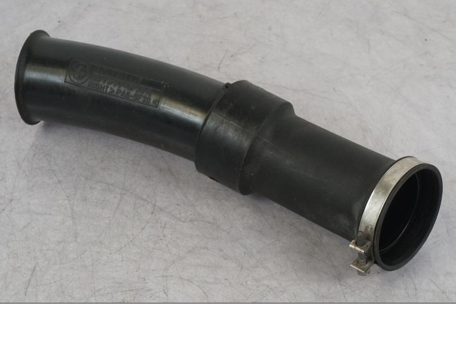 Baksidan på Luftrör från en BMW R 1100 GS -1998 motorcykel.