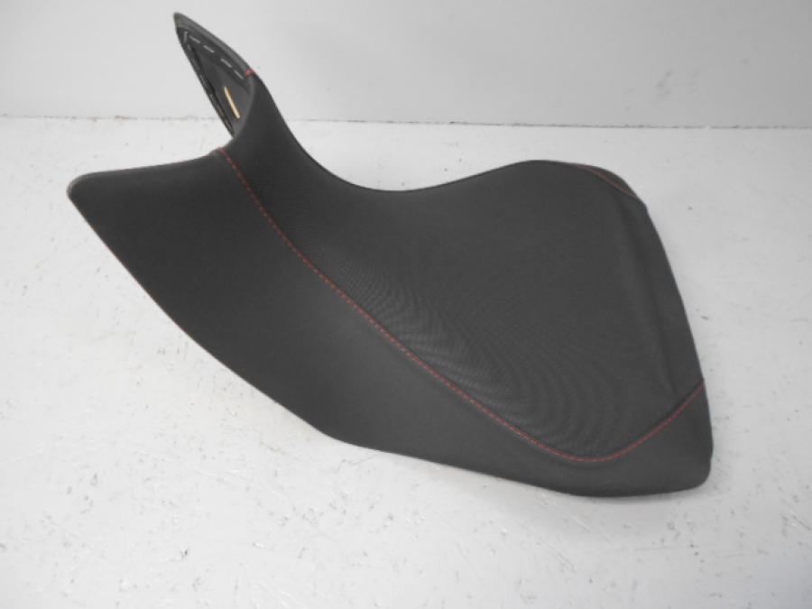 Baksidan på Sadel från en Ducati Multistrada 1200 -2016 motorcykel.