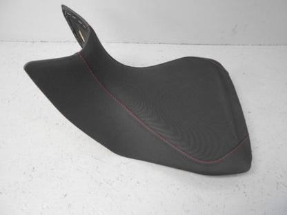 Baksidan på Sadel från en Ducati Multistrada 1200 -2016 motorcykel.