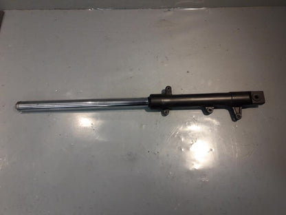 Framsidan på Gaffelben från en Honda CBR 125 R -2008 motorcykel.