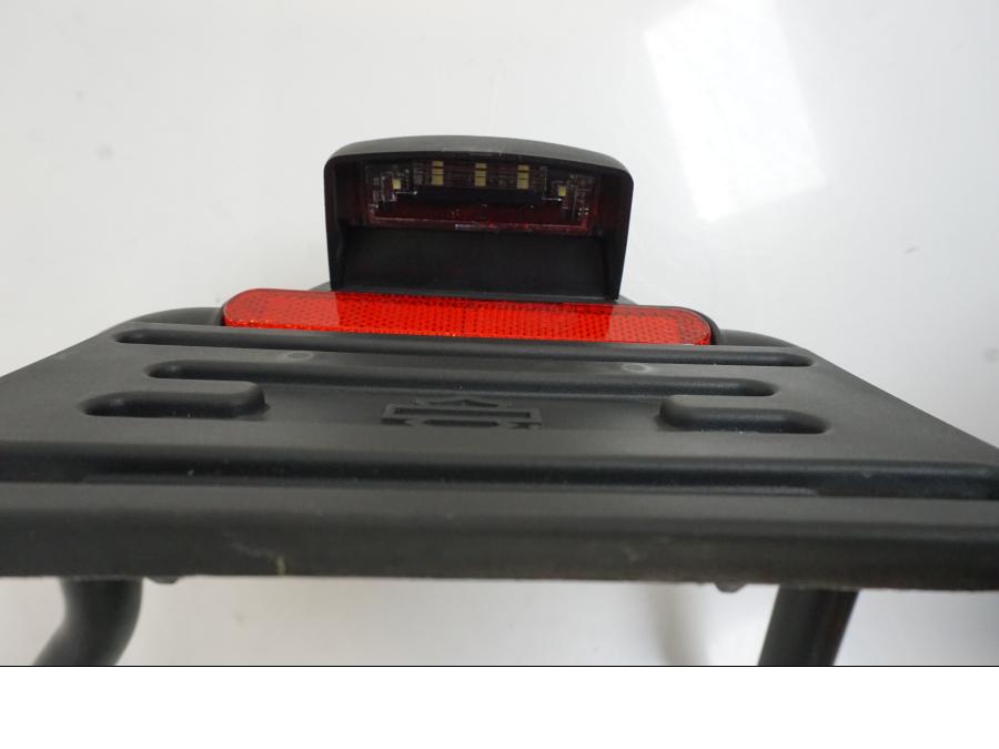 Snett nerifrån på Skylthållare från en H-D FAT BOB fxfb -2018 motorcykel.