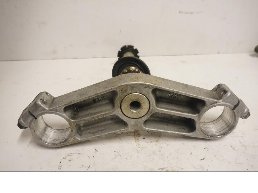 Baksidan på Gaffelkrona från en Kawasaki ZX-6R -2002 motorcykel.