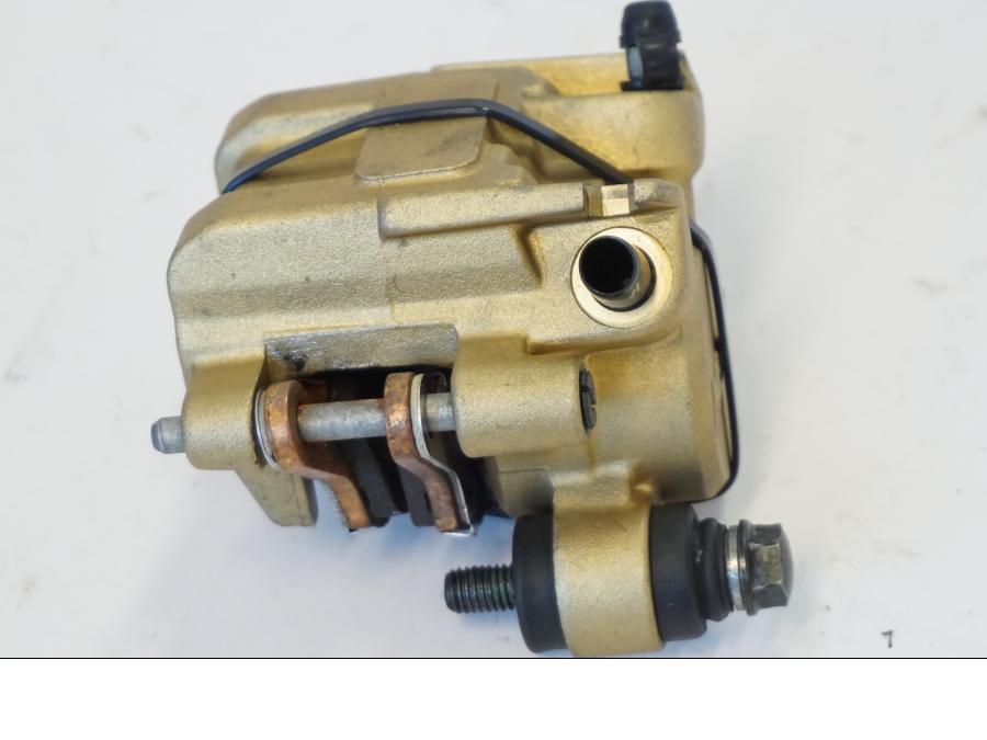 Snett nerifrån på Bromsok från en Honda CBR 900 RR -2001 motorcykel.