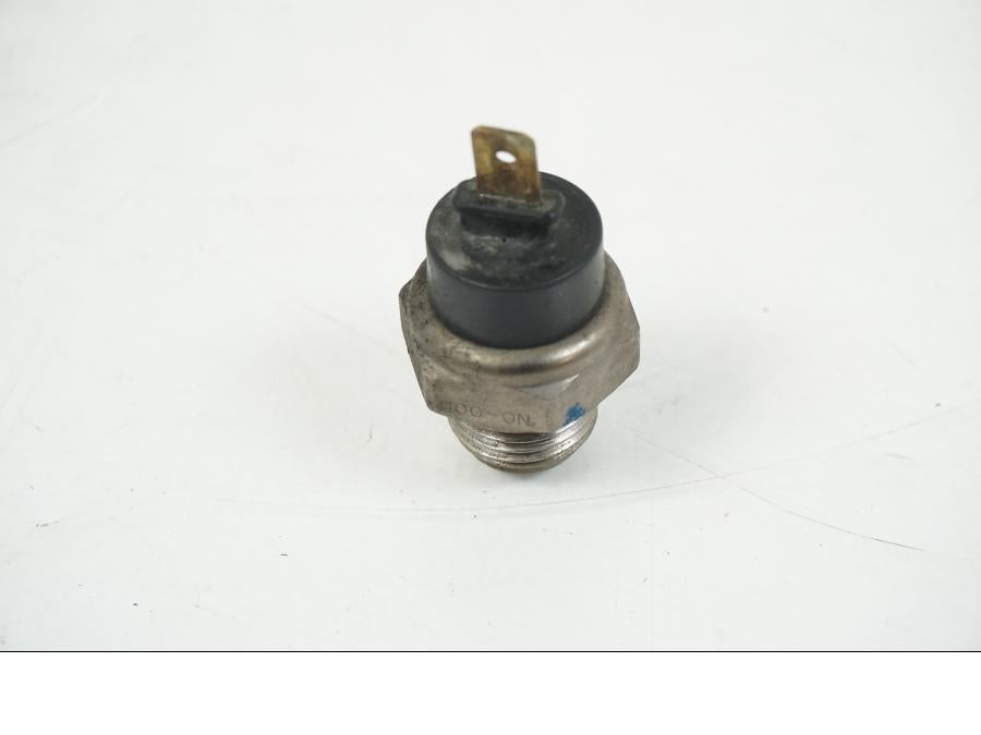 Höger sida på Vattentermostatgivare från en Honda CBR 125 R -2006 motorcykel.