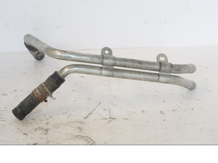 Framsidan på Vattenrör från en Honda SH 300 A -2011 scooter.