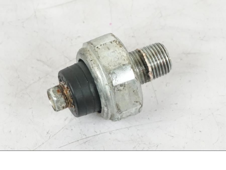 Framsidan på Oljetryckgivare från en Kawasaki Z 900 -2019 motorcykel.