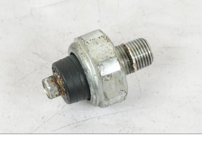 Framsidan på Oljetryckgivare från en Kawasaki Z 900 -2019 motorcykel.