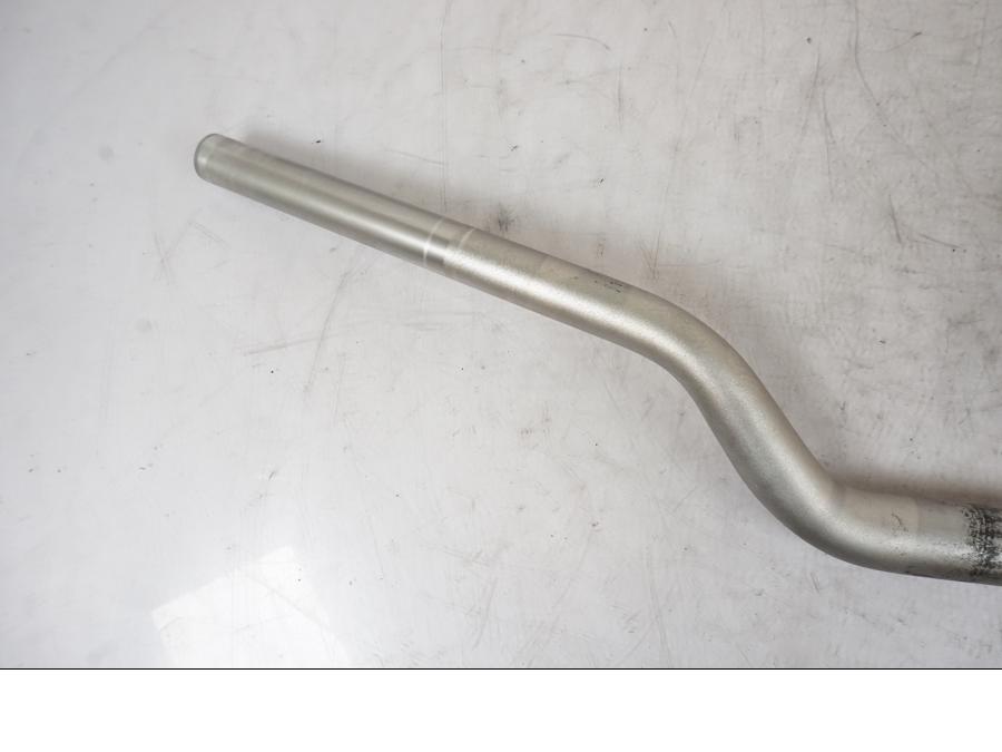 Snett nerifrån på Styre från en Yamaha MT-09 -2020 motorcykel.