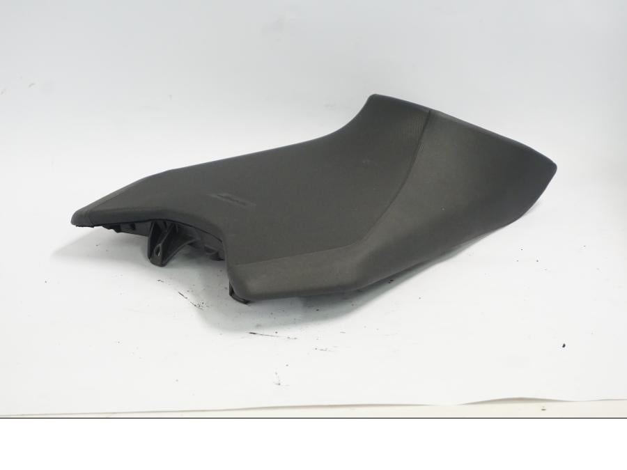 Snett nerifrån på Sadel från en KTM 790 Duke -2018 motorcykel.