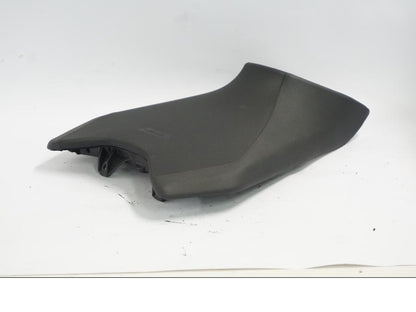 Snett nerifrån på Sadel från en KTM 790 Duke -2018 motorcykel.