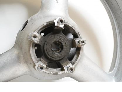 Baksidan på Fälg från en Suzuki SV 650 -2006 motorcykel.