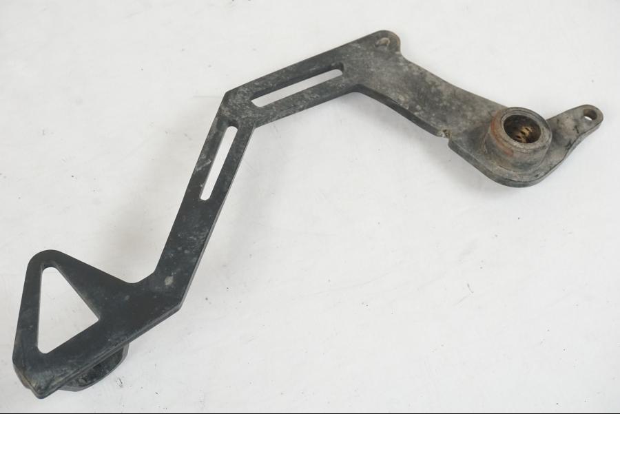 Snett nerifrån på Bromspedal från en BMW F 800 GS -2008 motorcykel.