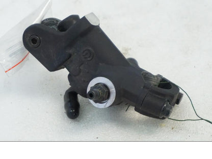 Höger sida på Bromshuvudcylinder från en Aprilia RSV 1000 -2010 motorcykel.