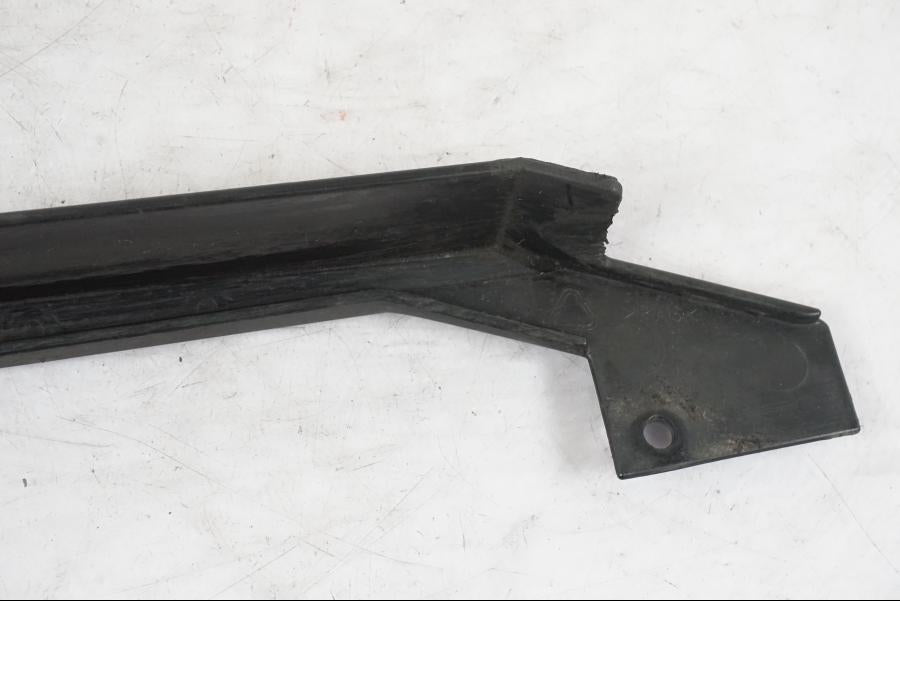 Vänster sida på Kedjeskydd från en KTM 690 Duke -2015 motorcykel.