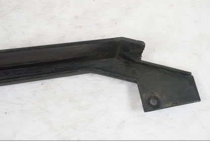 Vänster sida på Kedjeskydd från en KTM 690 Duke -2015 motorcykel.