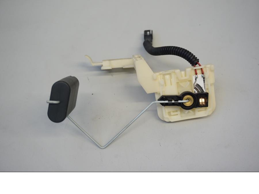 Framsidan på Bensintankgivare från en H-D Touring Road King Classic FLHRCI -2008 motorcykel.