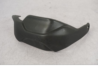 Framsidan på Handskydd från en Yamaha Tenere 700 -2022 motorcykel.