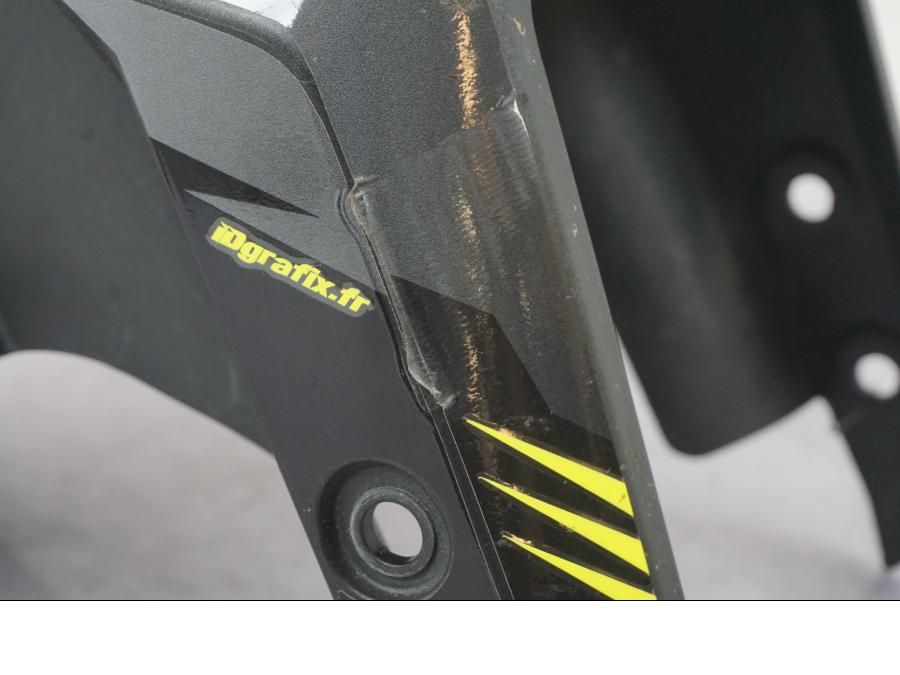 Snett uppifrån på Framskärm från en Yamaha MT-09 -2016 motorcykel.