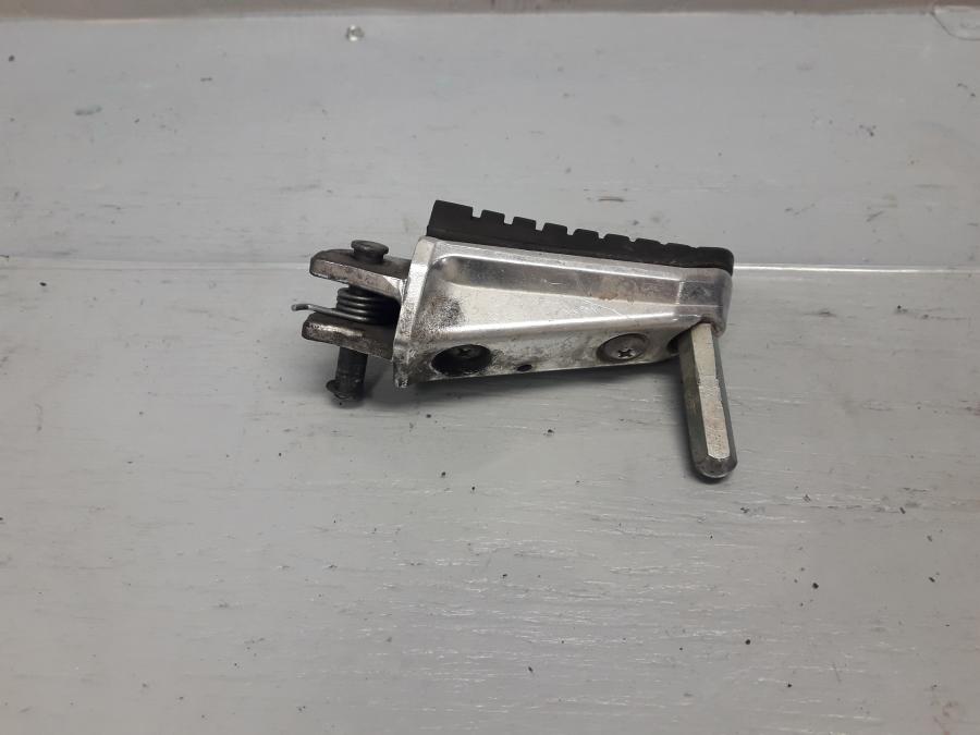 Baksidan på Fotpinne från en Suzuki DL 1000 -2018 motorcykel.