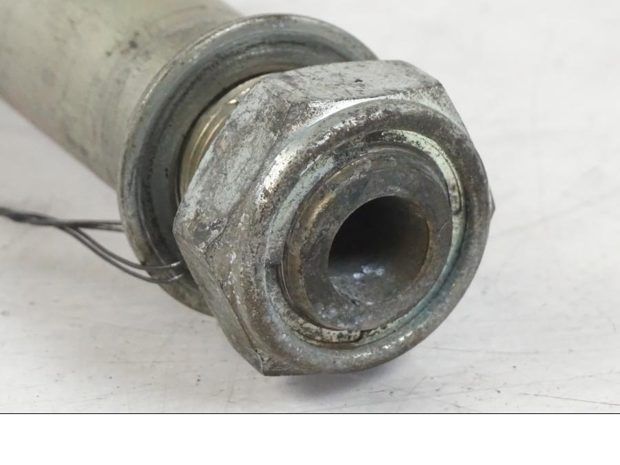 Höger sida på Axel från en Suzuki VZR 1800 -2009 motorcykel.