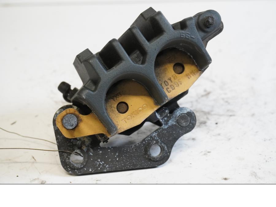 Baksidan på Bromsok från en Kawasaki Versys 650 -2007 motorcykel.