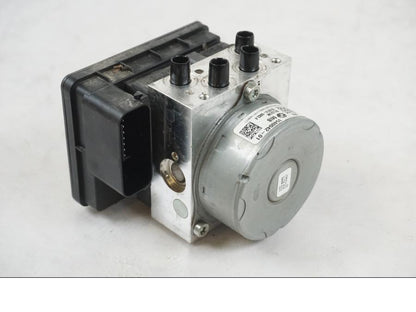 Framsidan på ABS Modulator från en BMW R 1250 GS -2021 motorcykel.