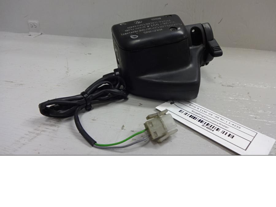 Framsidan på Kopplingshuvudcylinder från en BMW R 1150 GS -1999 motorcykel.