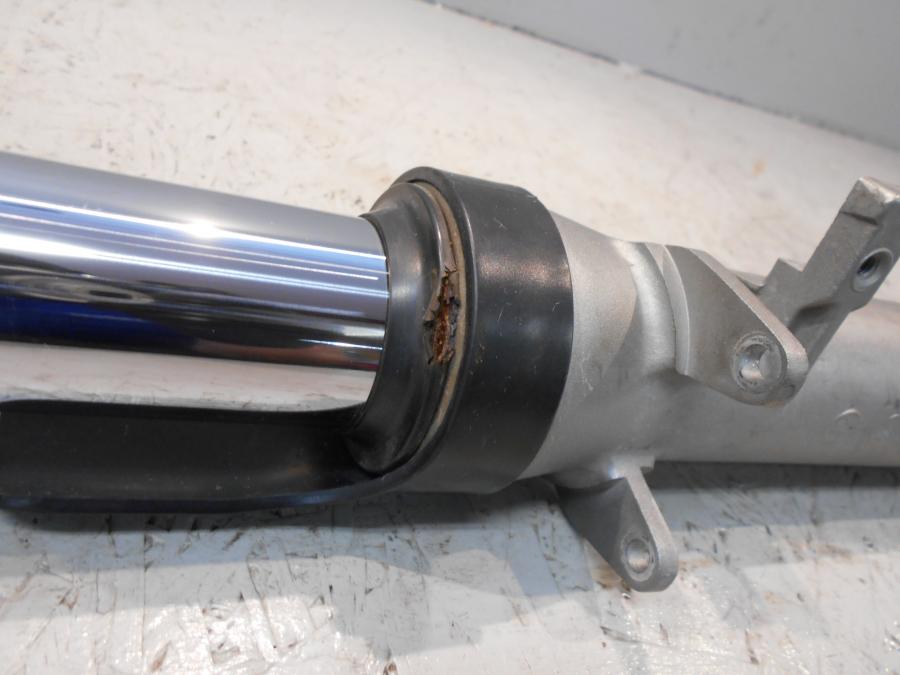 Vänster sida på Gaffelben från en Yamaha TDM 850 -1999 motorcykel.