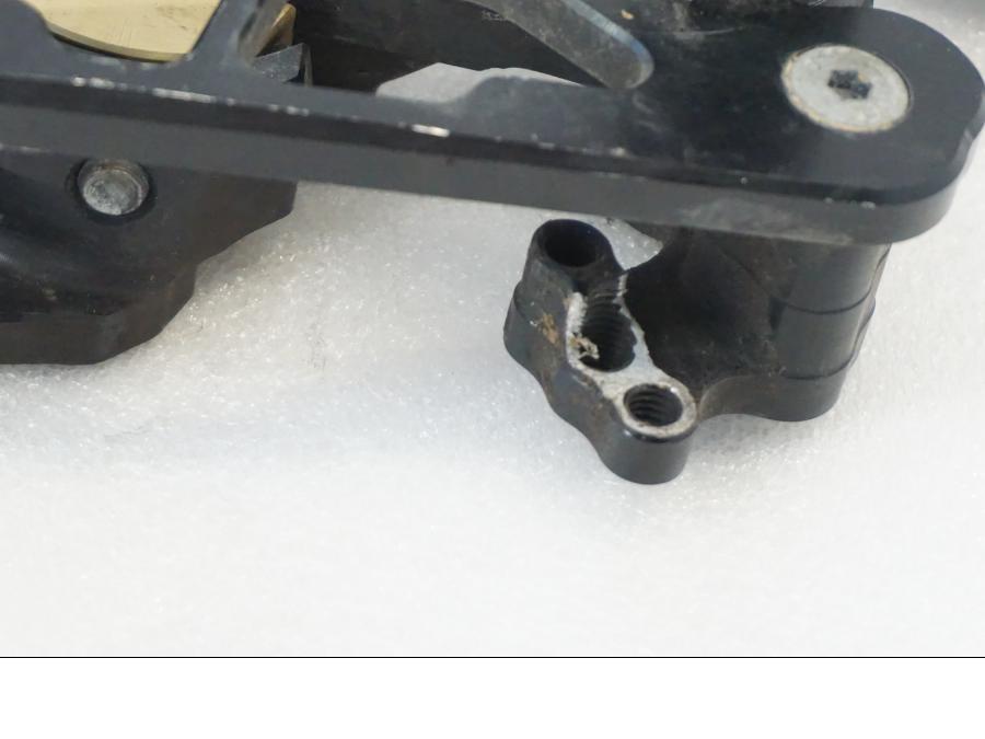 Snett nerifrån på Fotreglage från en Aprilia RSV 1000 -2010 motorcykel.