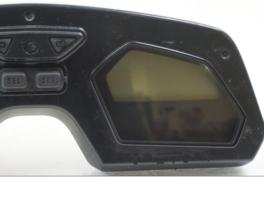 Höger sida på Instrumentpanel från en Honda CB 650 F Hornet -2017 motorcykel.