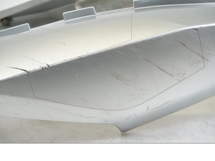 Vänster sida på Bakvinge från en Honda VFR 800 -2003 motorcykel.