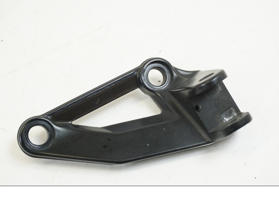 Framsidan på Fotpinnefäste från en Ducati Streetfighter S -2011 motorcykel.