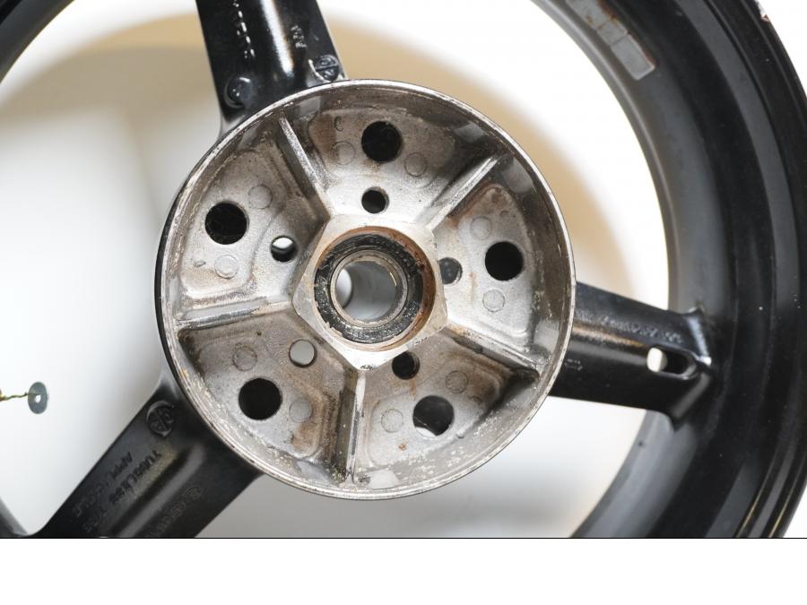 Extrabild3 på Fälg från en Suzuki GSX-R 600 -2004 motorcykel.