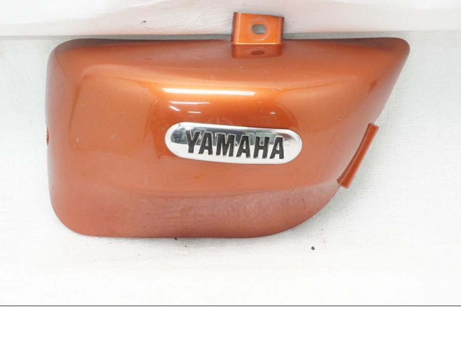 Baksidan på Sidopanel från en Yamaha XV 535 -1999 motorcykel.