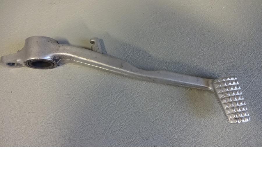 Framsidan på Bromspedal från en Kawasaki ZX-10R -2007 motorcykel.