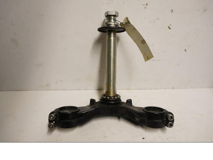 Framsidan på Gaffelkrona från en Triumph Daytona 650 -2005 motorcykel.