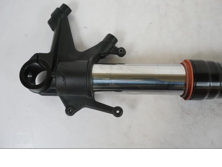 Baksidan på Gaffelben från en KTM 1290 Super Duke -2019 motorcykel.