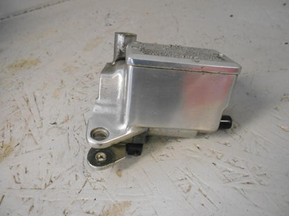 Baksidan på Bromshuvudcylinder från en Suzuki VZ 1600 -2004 motorcykel.