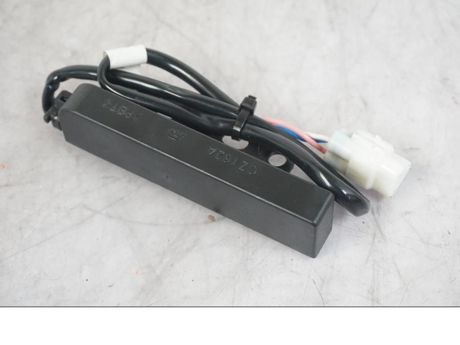 Framsidan på Antenn från en KTM 1290 Super Adventure S -2022 motorcykel.