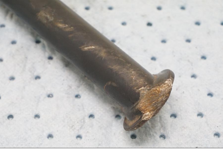 Baksidan på Sidostöd från en KTM 690 SMCR -2015 motorcykel.