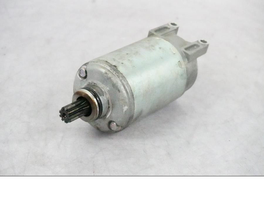 Höger sida på Startmotor från en BMW K 1200 S -2005 motorcykel.