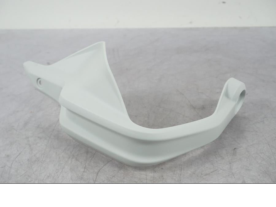 Snett uppifrån på Handskydd från en BMW R 1250 GSA -2022 motorcykel.