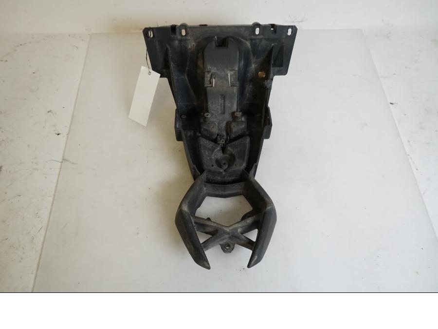 Baksidan på Skylthållare från en BMW K 1200 S -2007 motorcykel.