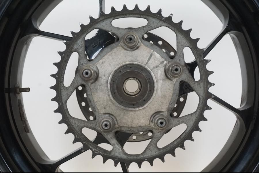 Baksidan på Hjulpaket från en Aprilia Tuono V4R -2011 motorcykel.