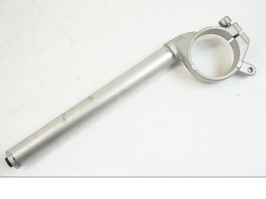 Snett uppifrån på Styre från en Yamaha YZF 1000 R1 -2009 motorcykel.