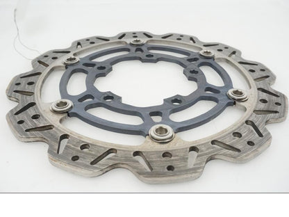 Snett nerifrån på Bromsskiva från en Suzuki GSX-R 1000 -2007 motorcykel.