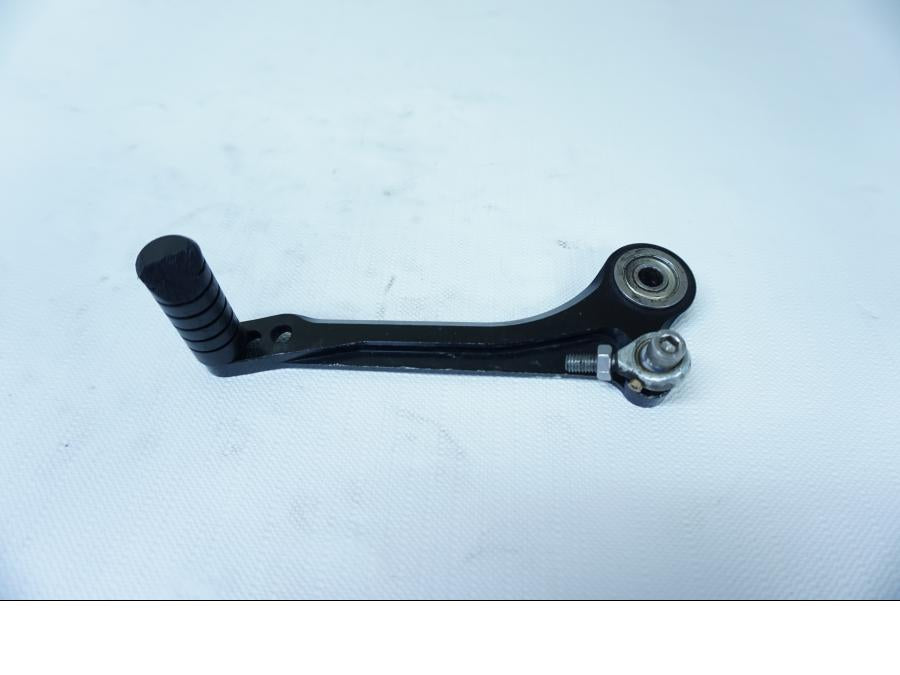 Framsidan på Växelpedal från en Aprilia RSV 1000 -2004 motorcykel.